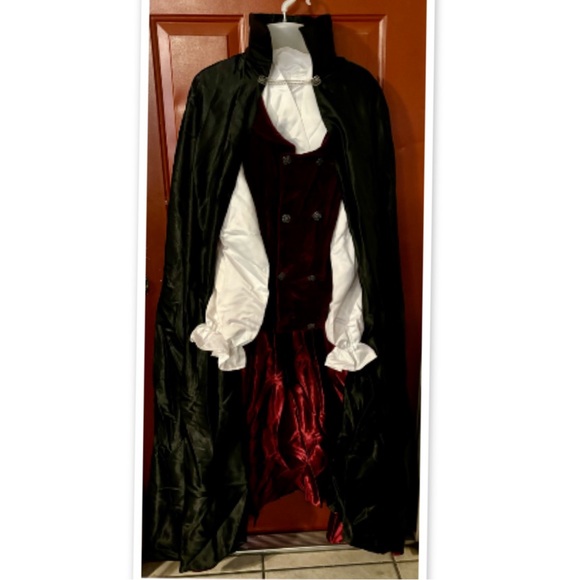 Incharacter Gothic Vampire Costume - Picture 2 of 5